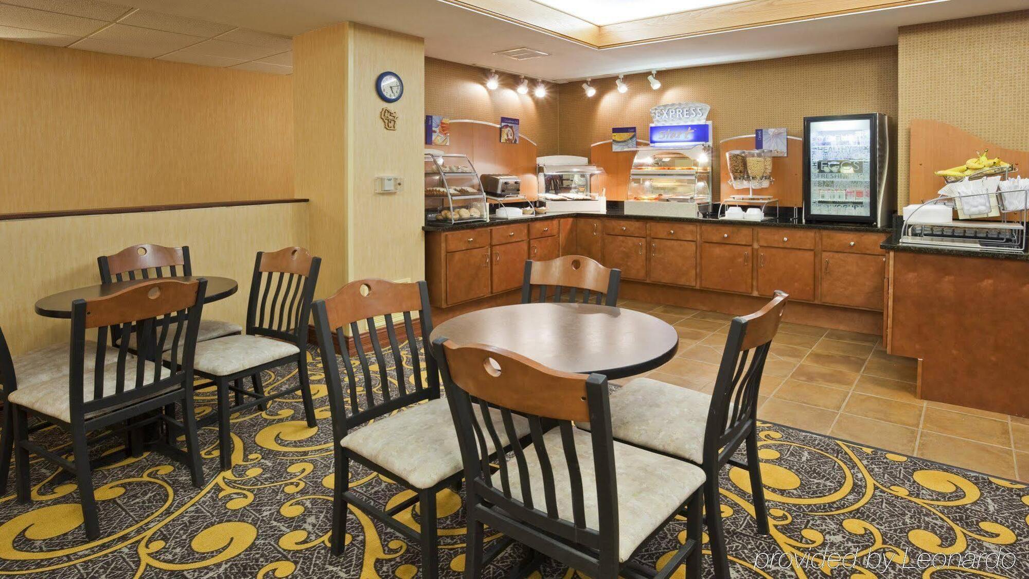 Holiday Inn Express Deforest By Ihg Exteriér fotografie